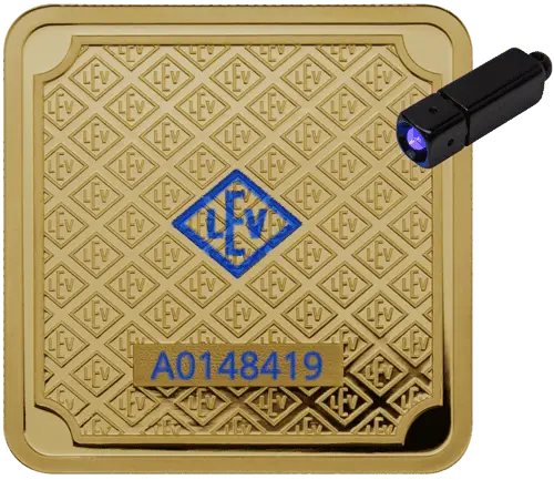 Rückseite Goldbarren mit einer UV-Beschichtung mit dem Herstellerlogo, welches nur unter Schwarzlicht sichtbar wird