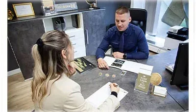 Beratungsgespräch in goldsilbershop Beratungsgespräch in goldsilbershop