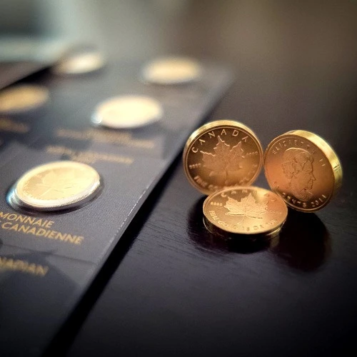 Vorderseite und Rückseite Seitenansicht und Obenansicht 3 Goldmünzen 1/25 Unze Maplegram Maple Leaf, der Hersteller Royal Canadian Mint	