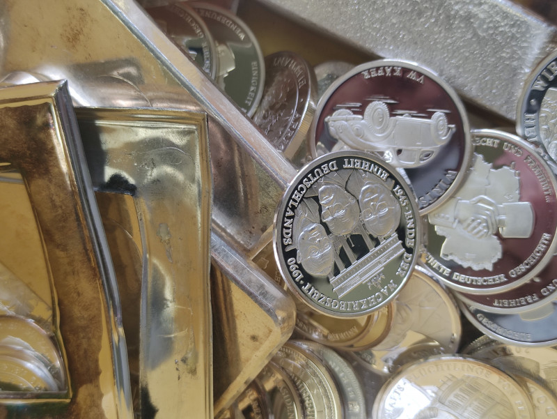 Silberbarren und -münzen