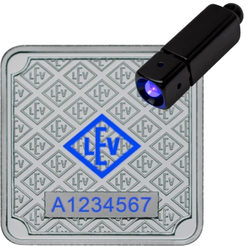 Auf der Rückseite ist eine Seriennummer aufgedruckt und ein nur unter UV-Licht erkennbares Prägezeichen der Münzprägestätte LEV (Leipziger Edelmetallverarbeitung).