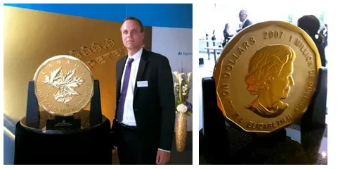 Tim Schieferstein neben der zweitgrößten Goldmünze der Welt.